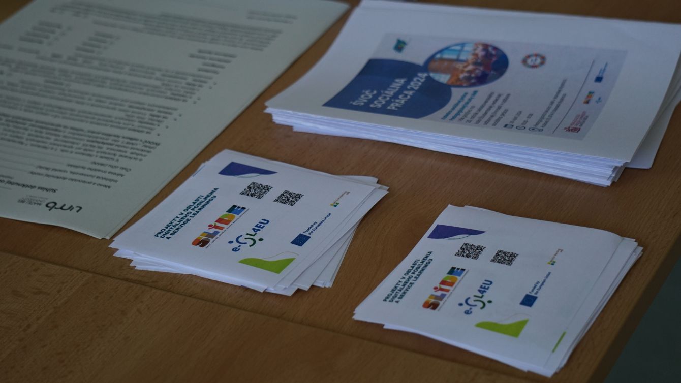 Prezent&aacute;cia v&yacute;stupov projektov e-SL4EU a SLIDE počas &Scaron;VOČ